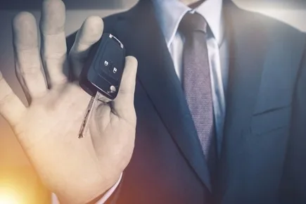 photodune-14423179-salesman-with-car-keys-xs